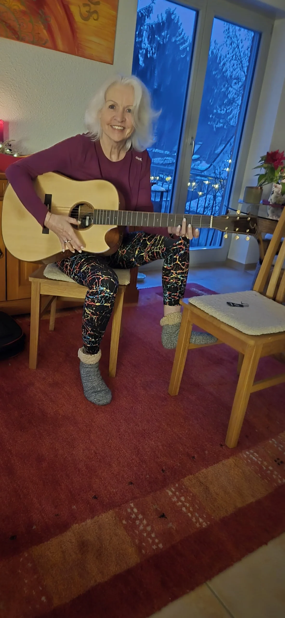 Therapeutin Kerstin Ahrens spielt Gitarre in ihren Thearapieräumen in Schönwalde