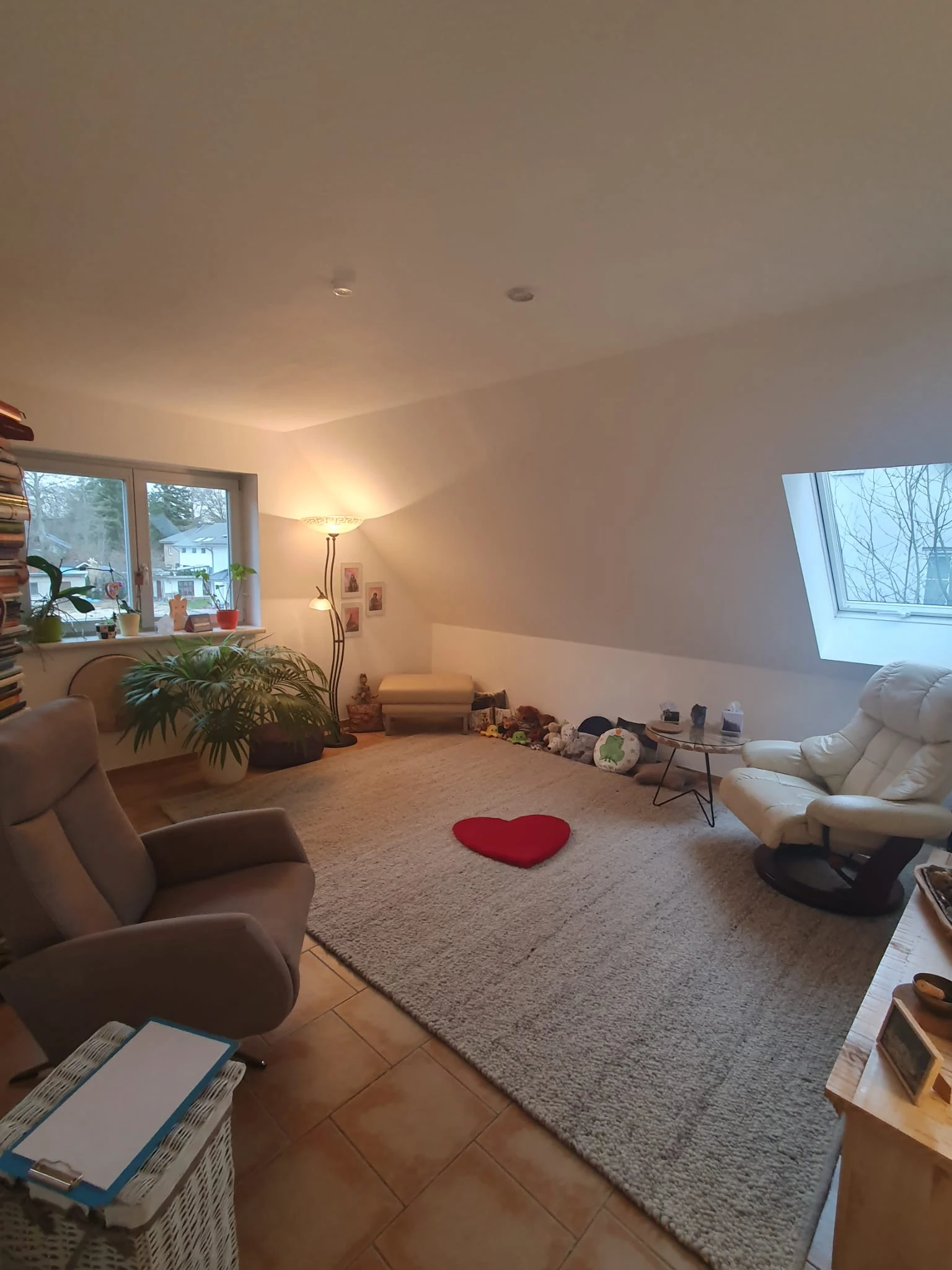Beigefarbene Therapieräume mit einem roten Herz in der Mitte für die Paartherapie in Falkensee & Schönwalde