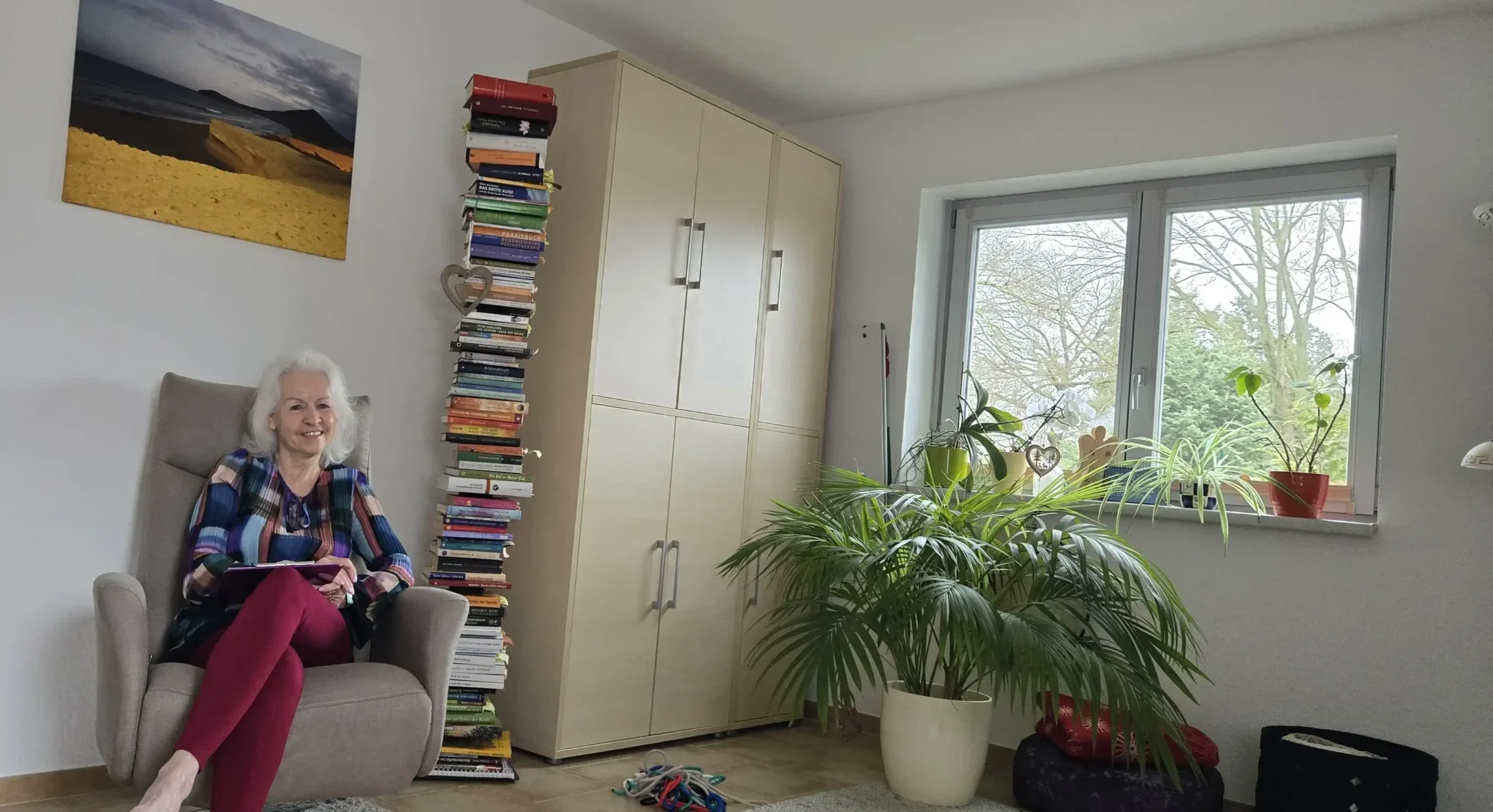 Heilpraktikerin für Pyschotherapie Kerstin Ahrens auf einem Sessel in ihren Therapieräumen zur Paartherapie in Falkensee & Schönwalde