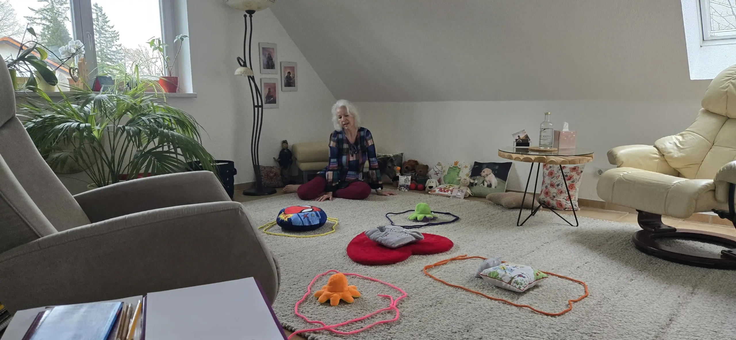 Aufstellungsarbeit im Therapieraum von Kerstin Ahrens